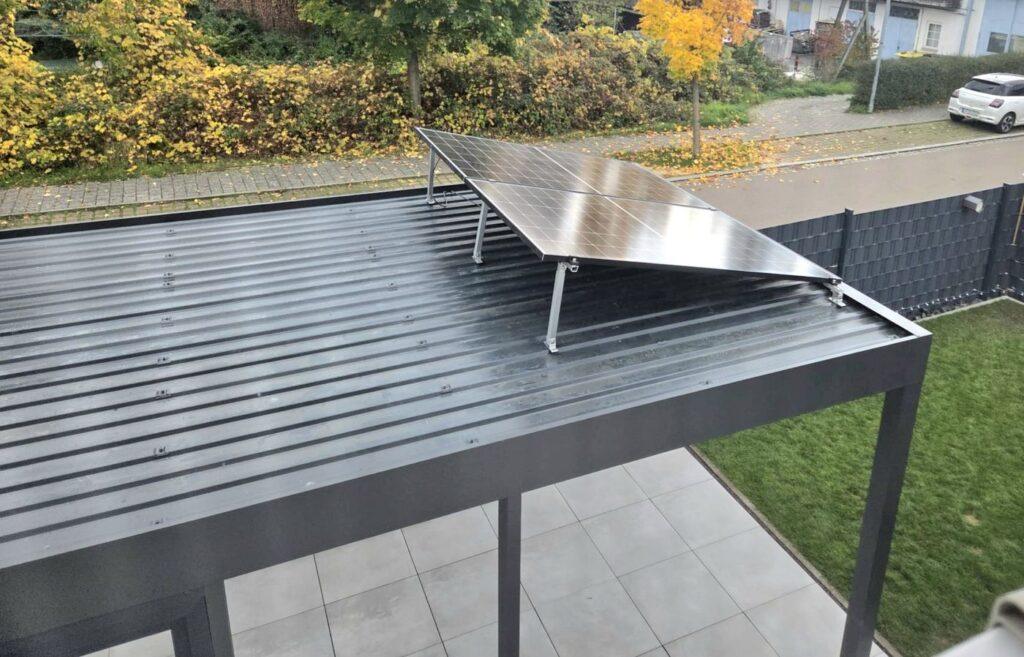 Carport mit Flachdach und Photovoltaik-Modulen auf dem Trapezblechdach