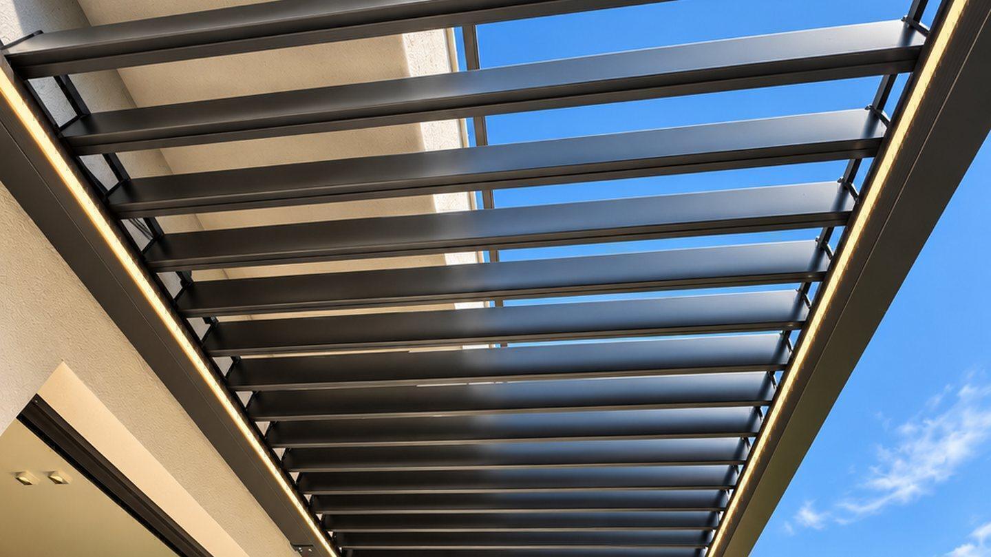 Lamellendach mit verstellbaren Aluminiumlamellen
