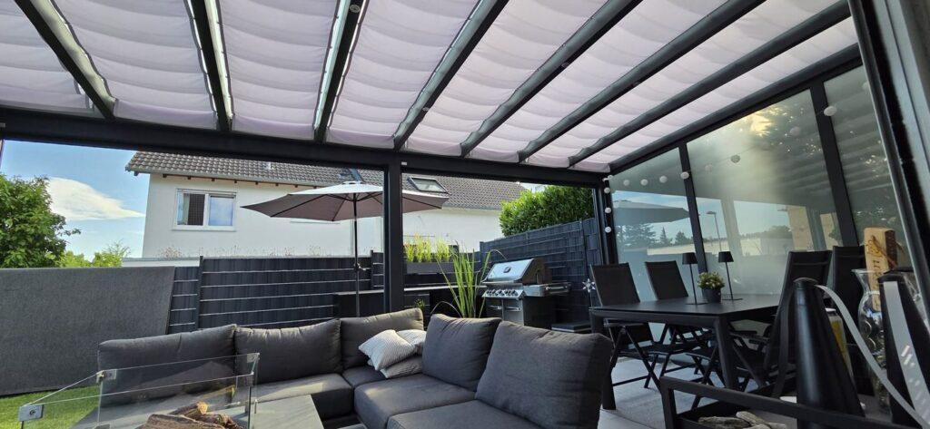Pultdach-Terrassenueberdachung mit Unterdachmarkise und Loungebereich