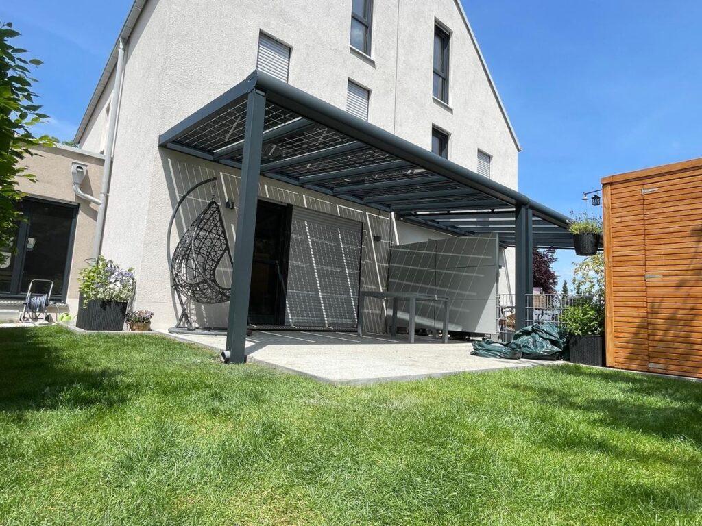 Terrassenüberdachung mit Solarglas-Dach an einem Wohnhaus